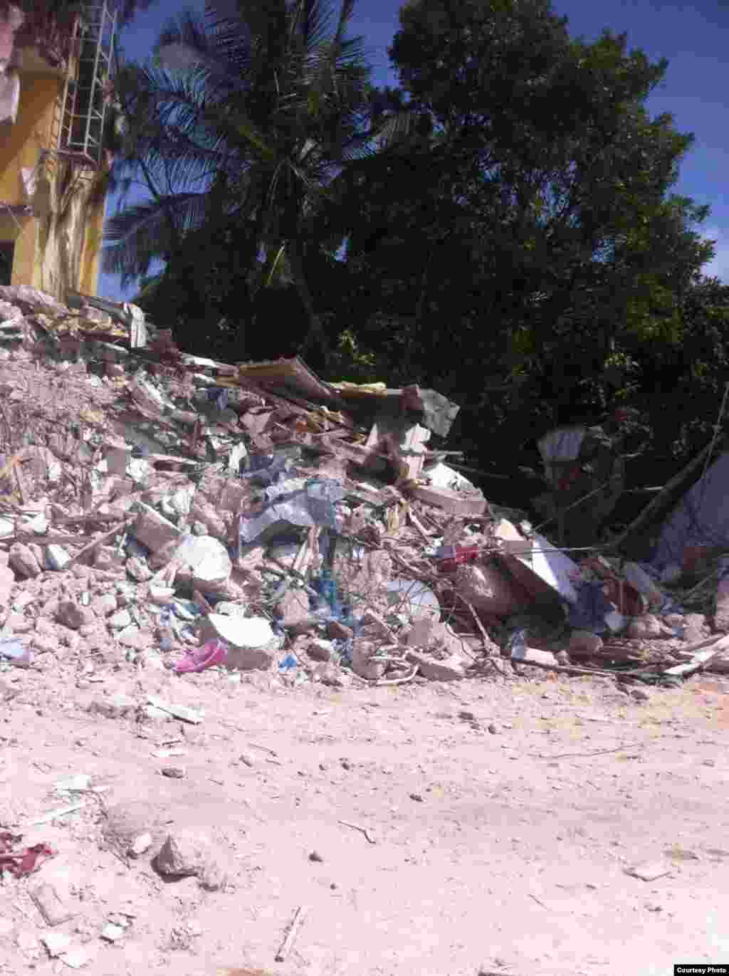 A photo, provided to VOA's Somali Service, shows the destruction of Naso-Hablod hotel and surrounding areas, in Mogadishu, Somalia, June 26, 2016. The photo was taken by a bystander who wished to remain anonymous.