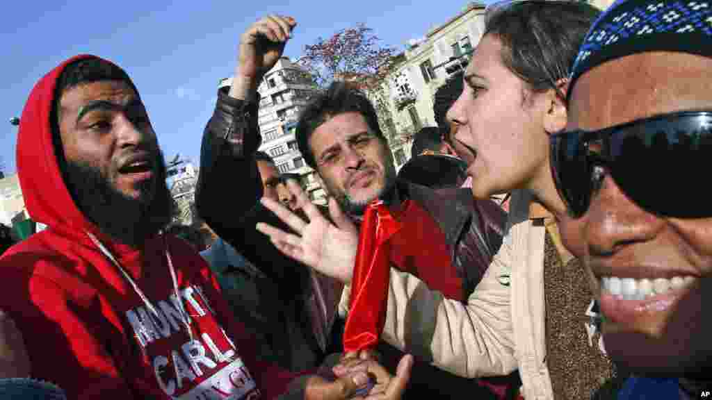 Des femmes se sont impliquées dans le mouvement de revendication en Egypte comme celle qui, deuxième à droite, discute avec d&rsquo;autres manifestants&nbsp;; mais un bon nombre d&rsquo;elles ont fait l&rsquo;objet de violences sexuelles. Photo 8 mars 2011.