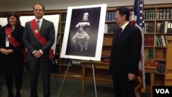 U.S. Attorney Preet Bharara, left, and Cambodian Cabinet Minister Sok An, at a ceremony marking the repatriation of an ancient Khmer statue, which is shown in a picture. (R. Poch/VOA)