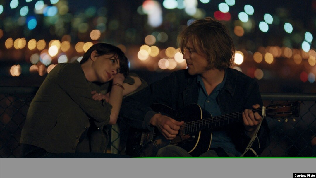 Anne Hathaway dan Johnny Flynn dalam sebuah adegan film "Song One" (Courtesy Sundance/John Guleserian)