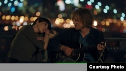 Anne Hathaway dan Johnny Flynn dalam sebuah adegan film "Song One" (Courtesy Sundance/John Guleserian)