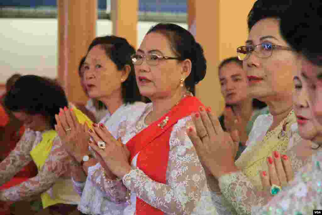 ពុទ្ធបរិស័ទ​ ចូលរួម​ការប្រារព្ធ​ពីធីបុណ្យ​ពិសាខបូជា​ នៅ​ភ្នំ​ឧត្តុង្គ​ ក្នុង​ខេត្ត​កណ្តាល​ នៅថ្ងៃទី១០​ ខែឧសភា​ ឆ្នាំ២០១៧។ (ហ៊ាន សុជាតា/VOA)