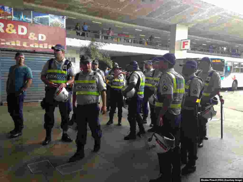 Les policiers arrivent à la Rodaviara de Brasilia