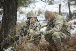 Фото: український солдат (ліворуч) та тренер Сухопутних сил США, 10 грудня, тренувальний полігон в Німеччині