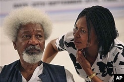 Nobel laureate Wole Soyinka, left, speaks to Joy Okei-Odumakin during the launch of his new political party in Lagos, Nigeria, 25 Sep 2010. Nobel laureate Wole Soyinka, who won the Nobel Prize for Literature in 1986, the first African honored with the aw