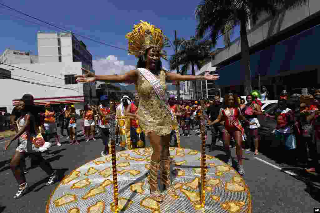 Pequenas apresentações de música e dança começam antes dos próprios desfiles no Brasil.