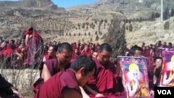 Para bhiksu Tibet melakukan doa bersama bagi petani Sognam Darye di lokasi kremasi jenazahnya di biara kota Rongwo (18/3).