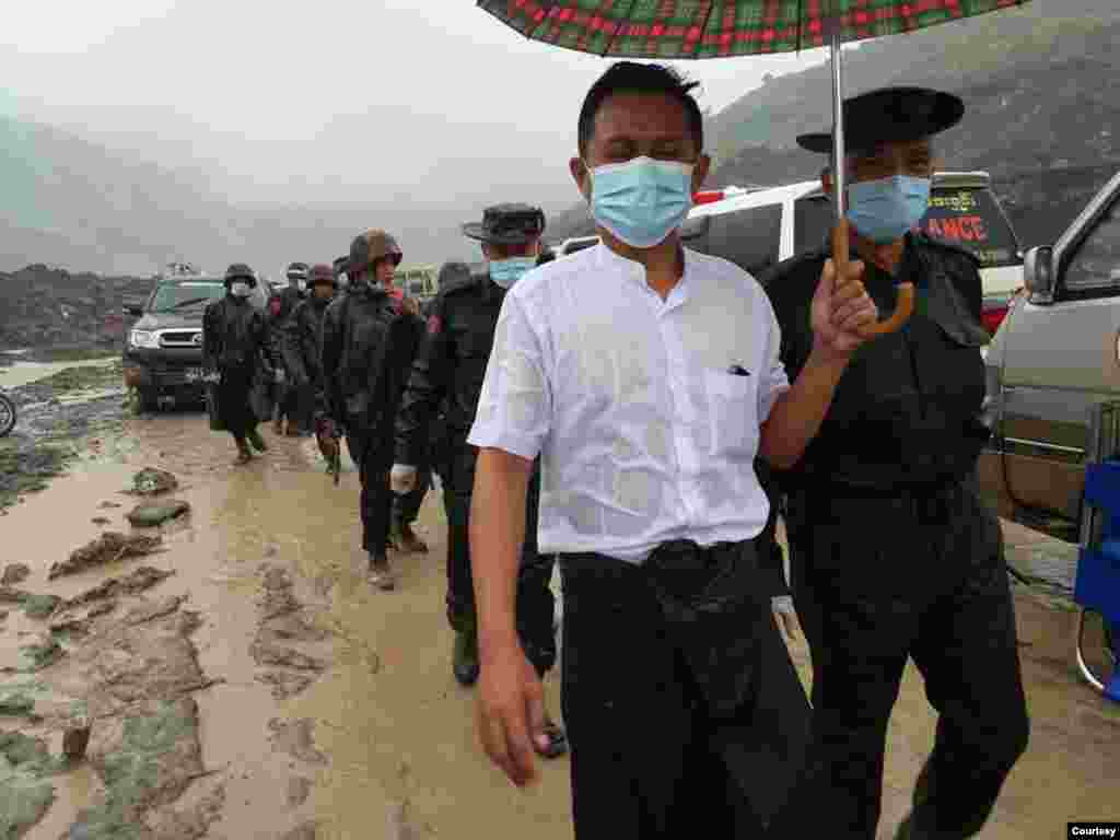 ကခ်င္ျပည္နယ္ ဖားကန္႔ၿမိဳ႔နယ္ ဆိပ္မူေက်းရြာအုပ္စု ေ၀ခါရြာက ေက်ာက္စိမ္းလုပ္ကြက္ေဟာင္းေနရာမွာ ေျမၿပိဳက်တဲ့ ျမင္ကြင္း တခ်ိဳ႕။ (ဓာတ္ပံု - U Cho, Hpakant - ဇူလိုင္ ၀၂၊ ၂၀၂၀)