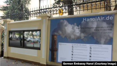 Thông tin về chất lượng không khí ở Hà Nội bên ngoài Đại sứ quán Đức.