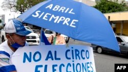 Nicaragüenses residentes en Costa Rica se manifiestan con banderas nacionales frente a la Corte Interamericana de Derechos Humanos (CIDH) en San José, el 27 de agosto de 2021.