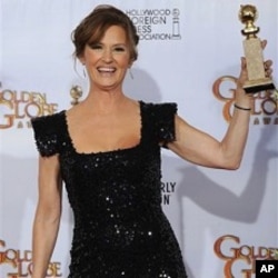 Melissa Leo holds the award for Best Performance by an Actress in a Supporting Role in a Motion Picture for her role in "The Fighter," at the Golden Globe Awards 16 Jan. 2011, in Beverly Hills, California.