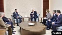 Presiden Bashar Al Assad menerima empat anggota parlemen Perancis di Damaskus, hari Rabu (25/2).