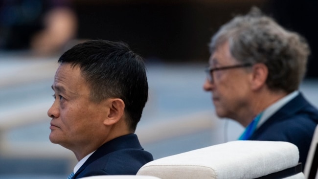 马云和比尔·盖茨共同出席活动。