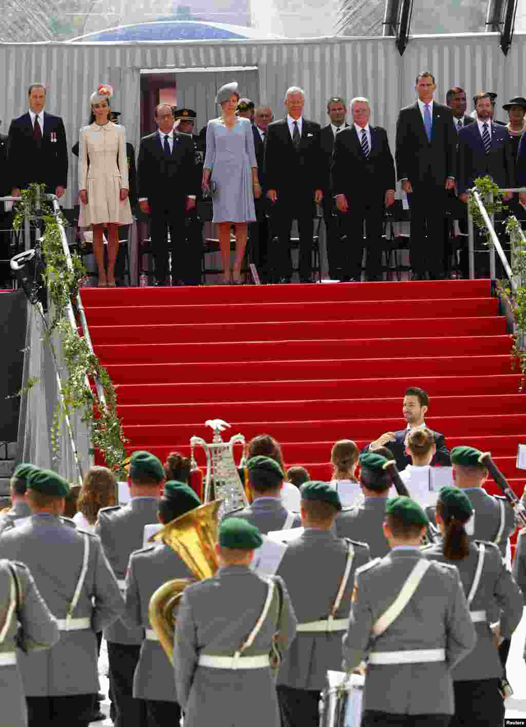 Kiri ke kanan, Pangeran Inggris William, istrinya Catherine, Duchess of Cambridge, Presiden Perancis Francois Hollande, Ratu Belgia Mathilde and Raja Philippe, Presiden Jerman Joachim Gauck, Raja Spanyol Felipe and Pangeran Prince Guillaume dari Luxembourg menghadiri upacara di Cointe Inter-allied Memorial, memperingati seratus tahun pecahnya Perang Dunia Pertama di Liege, Belgia, 4 Agustus 2014.