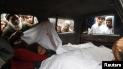 阿富汗村民观看被北约联军炸死的妇女和女童尸体(9月16日)