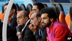 Mohamed Salah regarde son équipe lors du match du groupe A entre l'Egypte et l'Uruguay à la Coupe du monde de football 2018 en Russie, le 15 juin 2018.
