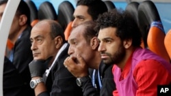 Mohamed Salah regarde ses coéquipiers jouer contre l'Uruguay à Ekaterinbourg, Russie, le 15 juin 2018