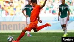 Klas-Jan Huntelaar ghi bàn với cú đá phạt trong trận đấu với đội Mexico ở vòng 16 trên sân Castelao, ở Fortaleza, Brazil 29/6/14