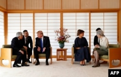 U.S. President Donald Trump (3rd R) talks with Japan's Emperor Akihito (L) while his wife Melania (3rd R) talks with Empress Michiko (R) at the Imperial Palace in Tokyo, Nov. 6, 2017.