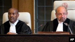 قاضی عبدالقوی یوسف (سمت چپ)