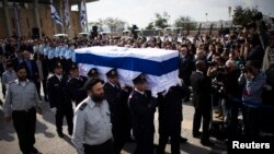 以色列議會警衛在耶路撒冷以色列議會抬著已故前總理沙龍的靈柩（2014年1月12日）
