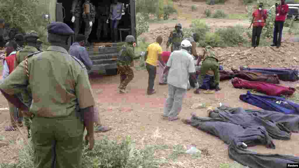 Des volontaires de la Croix-Rouge et des militaires kenyans&nbsp;portent les cadavres de personnes tuées dans une attaque des Shabaab à &nbsp;Korome, Kenya, 2 décembre 2014.