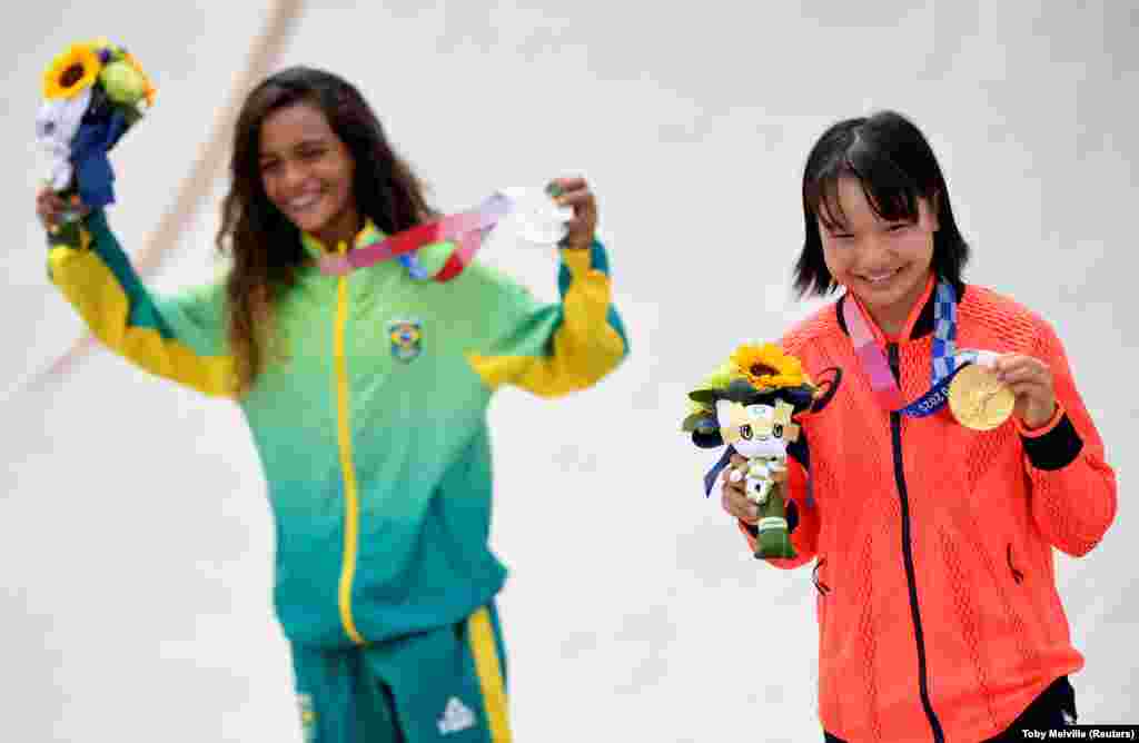 Jogos Olímpicos 2020 - cerimónia de medalhas da competição de Skate - Rayssa Leal do Brasil (esq) e Momiji Nishiy do Japão são prata e ouro respectivamente.