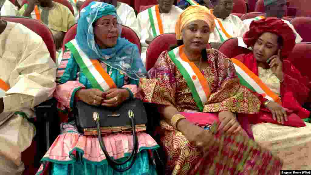 Sur 171 députés, le nouveau parlement compte 25 femmes. Ici certaines d&rsquo;entre elles attendant le début de la première séance de la nouvelle Assemblée Nationale, Palais des Congrès de Niamey, jeudi 24 mars 2016. Les élus de l&rsquo;opposition ont boycotté la cérémonie. Photo voa Bagassi Koura.