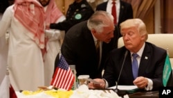 El secretario de Estado, Rex Tillerson, habla con el presidente Trump en Arabia Saudí.