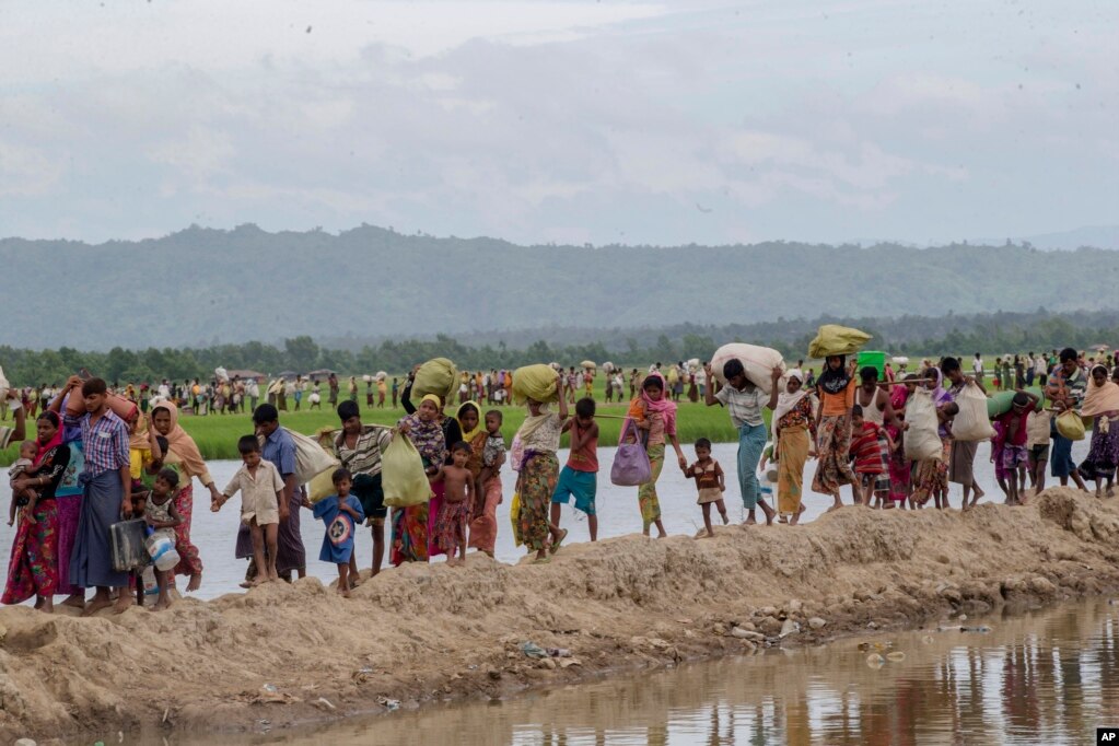تصویری از آوارگان مسلمان روهینگیا که پس از پیودن راهی طولانی&nbsp; سرانجام به کمپ پناهجویان در بنگلادش رسیدند.