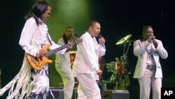 2006년 미국 휴스턴에서 열린 에센스 음악축제에서 공연 중인 뮤지션 ‘Earth, Wind and Fire’.
