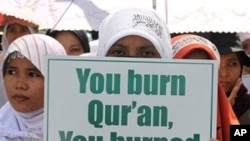 A group of Indonesian demonstrators belonging to the Hizbut Tahrir, an Islamist organization, rally outside the US embassy in Jakarta on 4 Sept 2010.