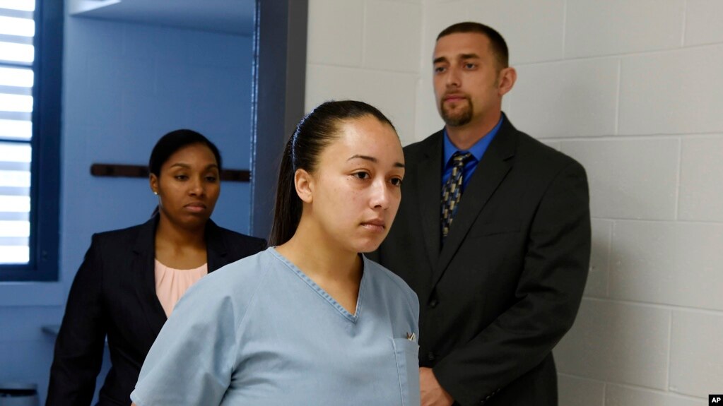 Cyntoia Brown bước vào phiên xử giảm tán tại Nhà tù Tennessee Prison giành cho phụ nữ ở Nashville, Tennessee, hôm 23/5/2018.
