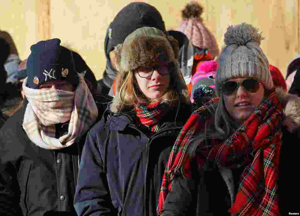 Parade-goers try to keep warm during the Macy&#39;s Thanksgiving Day Parade in Manhattan,New York, Nov. 22, 2018. New York City has issued an extreme cold weather alert and is urging anyone going outside to wear hats, scarves, gloves and layered clothing and to keep their fingertips, earlobes, and noses covered to prevent frostbite.