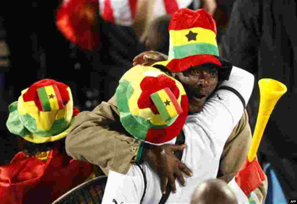 Болельщики Ганы празднуют победу своей команды со счетом 1-0 в матче с Сербией на стадионе Loftus Versfeld в Претории, Южная Африка. Воскресенье, 13 июня 2010 года. (AP Photo / Хассан Аммар)