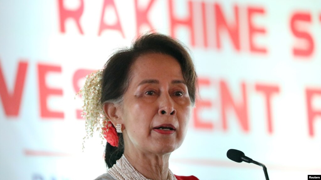 ငပလီကမ္းေျခမွာ က်င္းပတဲ့ ရခုိင္ျပည္နယ္ ရင္းႏွီးျမႇဳပ္ႏွံမႈ ပြဲေတာ္မွာ ေဒၚေအာင္ဆန္းစုၾကည္ မိန္႔ခြန္းေျပာၾကားစဥ္။