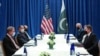 El secretario de Estado de EE. UU., Antony Blinken, conversa con el canciller de Pakistán, Shah Mehmood Qureshi, en el marco de la Asamblea General de la ONU, en Nueva York, el 23 de septiembre de 2021.