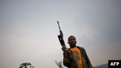 Un Maï-Maï Nyatura pose pour une photographie à Kiseguro, 90 kilomètres au nord de Goma, en RDC, le 3 août 2013.