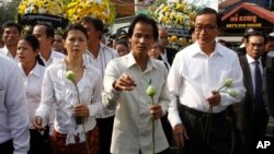 Para tokoh buruh dan oposisi Kamboja memperingati 10 tahun tewasnya tokoh buruh Chea Vichea Januari tahun lalu (foto: dok).