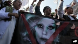 - 25 مه 2012 تظاهرات اسلامگرایان در مقابل سفارت آمریکا در جاکارتا