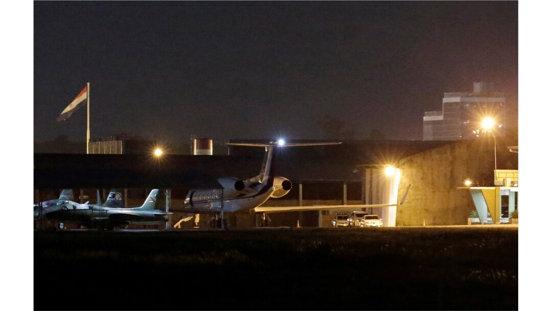 Un avión con los colores mexicanos en su cola vertical se ve en la base aérea militar del aeropuerto internacional Silvio Pettirossi, en Luque, Paraguay.
