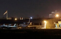 Un avión con los colores mexicanos en su cola vertical se ve en la base aérea militar del aeropuerto internacional Silvio Pettirossi, en Luque, Paraguay.