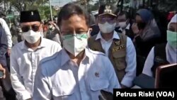Menteri Kesehatan Budi Gunadi Sadikin memantau proses penyekatan dan tes usap terhadap warga pelintas Jembatan Suramadu, di Surabaya, Jawa Timur, Selasa, 8 Juni 2021. (Foto: Petrus Riski/VOA)