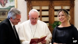 Alberto Fernández, Papa Francisco e Fabiola Yañez, primeiro-dama