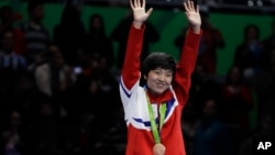 브라질 리우올림픽 여자 탁구 단식에서 동메달을 딴 북한 김송이가 10일 열린 시상식에서 기뻐하고 있다. (자료사진)