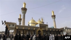 Tokom proslave praznika ašura šiitski vernici često se mole ispred džamija