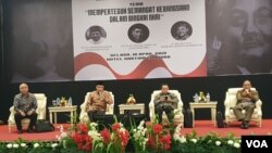 (ki-ka): moderator, Ketua PBNU Said Aqil, Sekretaris Umum PP Muhammadiyah Abdul Mu'ti, Cendikiawan Muslim Komaruddin Hidayat dalam acara Seminar "Memperteguh Semangat Kebangsaan dalam Bingkai NKRI", di Jakarta, Selasa (16/4) (VOA/Ghita).