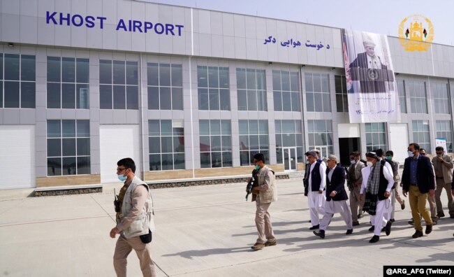 افغانستان کے صدر اشرف غنی نے ہفتے کی صبح شمال مشرقی صوبے خوست میں بین الاقوامی ہوائی اڈے کا افتتاح کیا ہے۔ مقامی عمائدین کے اجتماع سے خطاب میں انہوں نے سوال کیا کہ بین الاقوامی افواج کے انخلا کے بعد طالبان کس کے خلاف جنگ لڑ رہے ہیں؟