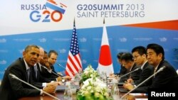 ປະທານາທິບໍດີ Barack Obama (ຊ້າຍ) ພົບປະກັບ ນາຍົກລັດຖະມົນຕີຍີ່ປຸ່ນ ທ່ານ Shinzo Abe (ຂວາ) ທີ່ກອງປະຊຸມສຸດຍອດ G20 ຢູ່ເມືອງ St. Petersburg, ວັນທີ 5 ກັນຍາ 2013.