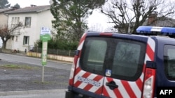 지난 15일 프랑스 남부 지역에서 지하드 혐의로 체포된 용의자 집 주변에 경찰차가 주차되어있다.